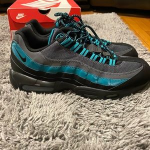 AIR MAX 95 ESSENTIAL 'RADIANT EMERALD'